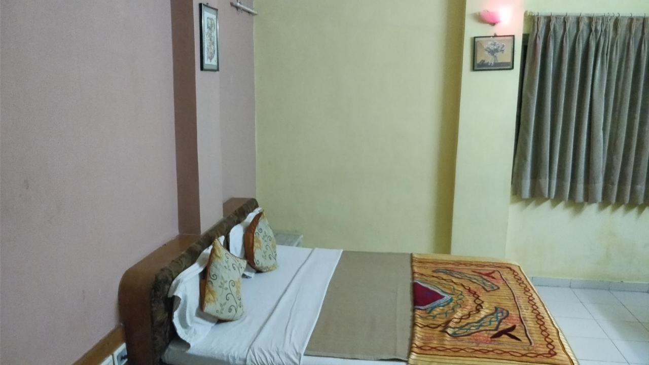 Hotel Damjis Ahmedabad Ngoại thất bức ảnh